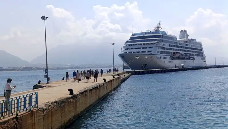 Alanya'ya Ulaşan ABD'li Turistler: Kruvaziyer Yolculuğunda Eşsiz Deneyim