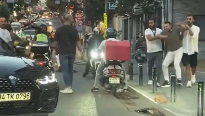 İstanbul Nişantaşı'nda Yol Verme Kavgası: Sopalı Saldırı Ortaya Çıktı!