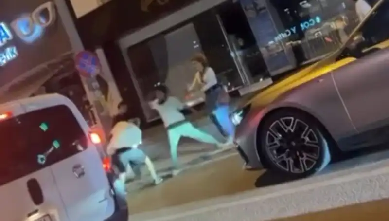 Cadde Boks Ringine Dönüşüyor: Yüzlerce Kişi Yumruklarla Coştu!
