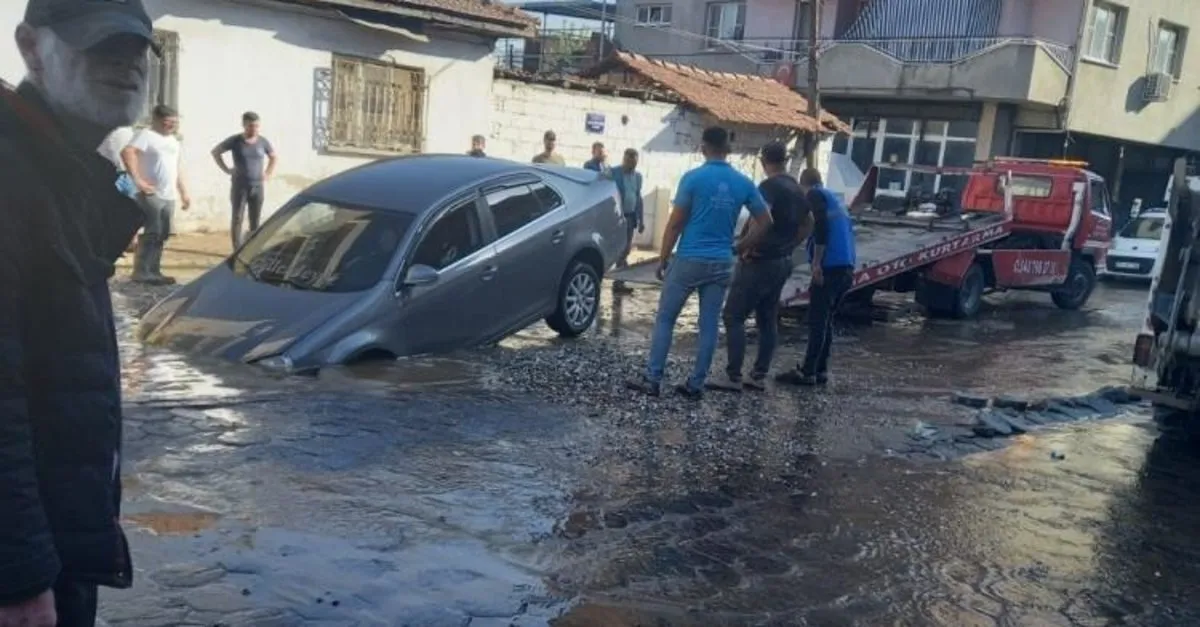 Aydın’da Ağır Tonajlı Kamyonlar İçme Suyu Hattını Patlattı: Otomobil Çukura Düştü