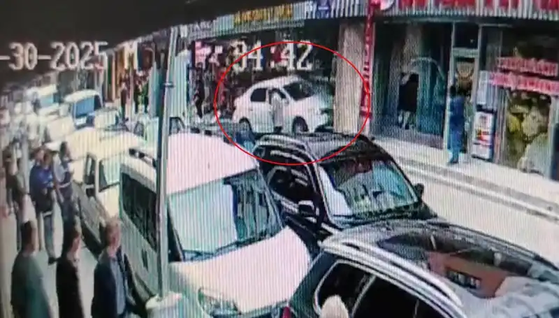 Alkollü Sürücünün Mağazaya Girmesi Sonrası İki Çocuk Son Anda Kurtarıldı