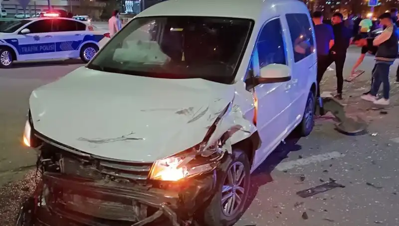 Batman'da Feci Kaza: Otomobil ile Hafif Ticari Araç Çarpıştı, 7 Yaralı