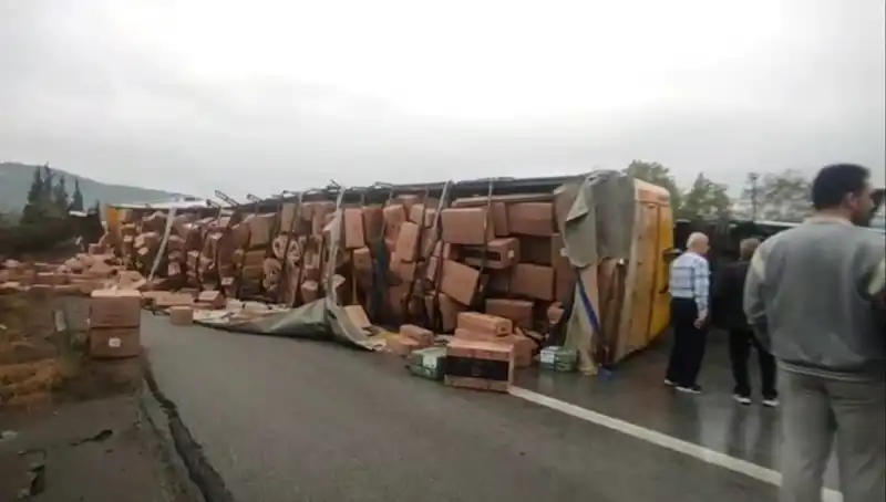 TEM Otoyolu'nda TIR Kazası: Ankara Yönü Trafiğe Kapandı!