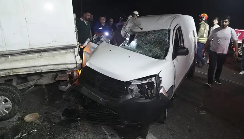 İstanbul'da Feci Kaza: Trafik Kazası Üç Kişiyi Hastaneye Sevk Etti