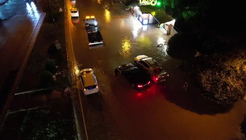 Adana'da Sağanak Yağış Cadde ve Yolları Sular Altında Bıraktı
