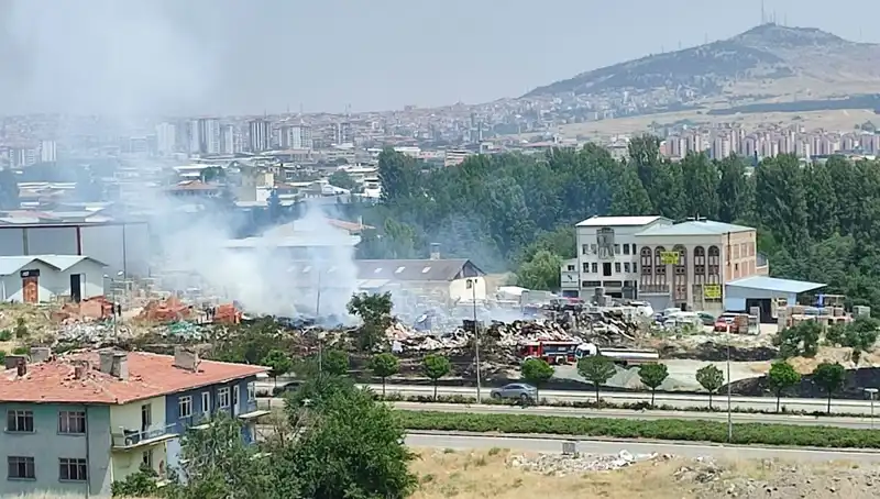 Otluk Alanda Patlak Veren Yangın, Su Depolarını Küllere Gömdü