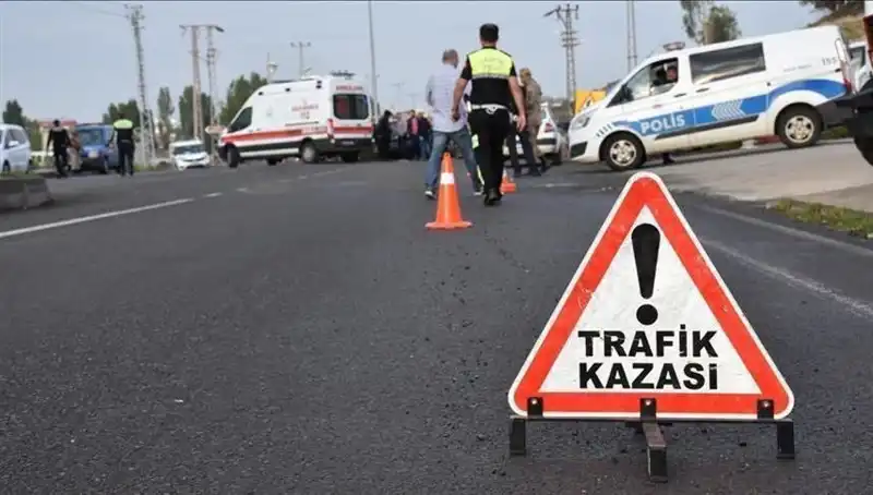 Antalya'da Dehşet Anları: Otomobil Kanalda Devrildi, 2 Yaralı Var!