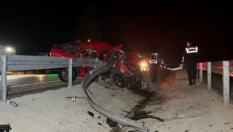 Bariyerlere Çarpan Otomobilde İki Kişinin Hayatını Kaybetmesi Korkuttu