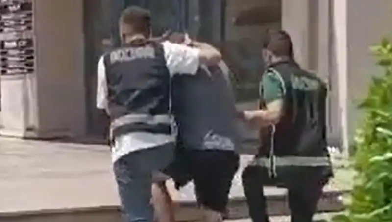 Sahte Dövizle Alışveriş Yapan Turist Sınır Dışı Edildi: Detaylar ve Etkileri