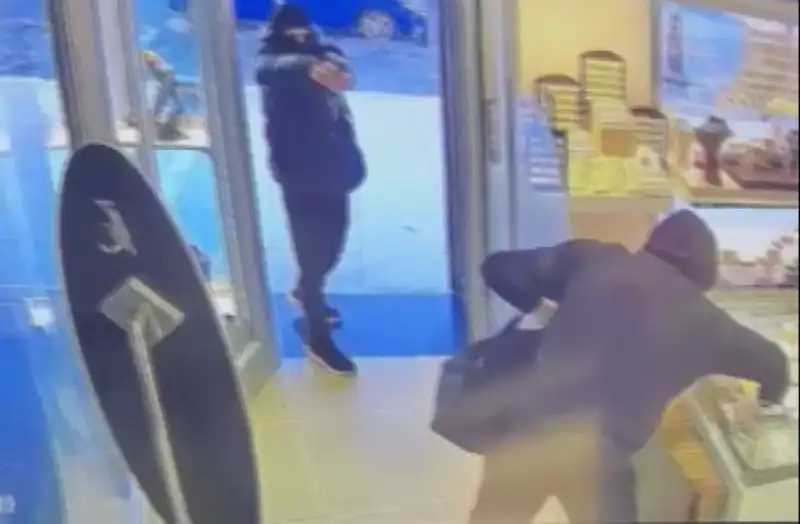 Ümraniye'de Şok Soygun Girişimi: 5 Maskeli Soğukkanlı Hırsız