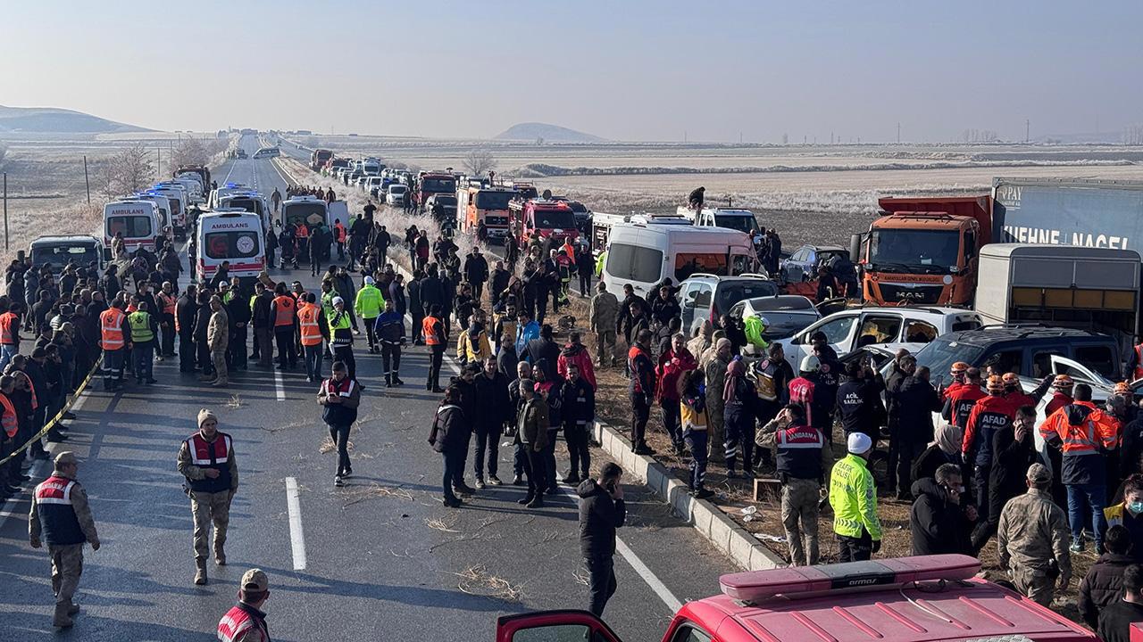 Van'da Yoğun Sis ve Buzlanma Trafiği Felç Etti