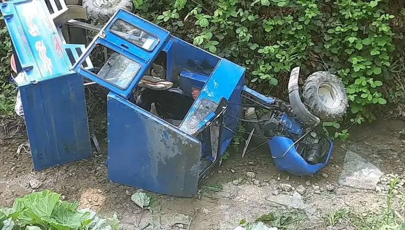Dereye Devrilen Pat Pat: Kontrolden Çıkan Araçta İki Kişi Yaralandı