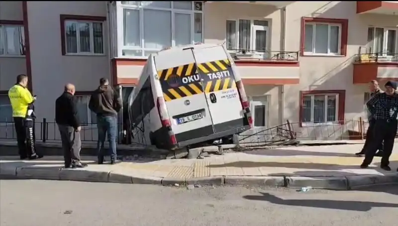 Okul Servisi Balkona Girdi: İki Öğrenci Yaralandı, Olayın Detayları Şoke Etti!