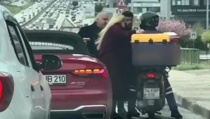 D-100'de dehşet anları: Motokurye ile tartışan sürücü silah çekti!