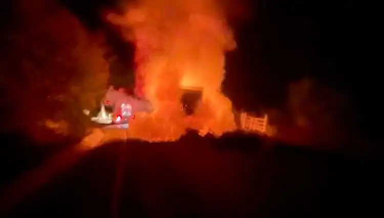 Seyir Halindeki Kamyonet Alev Alev Yandı: Şimdi Ne Olacak?