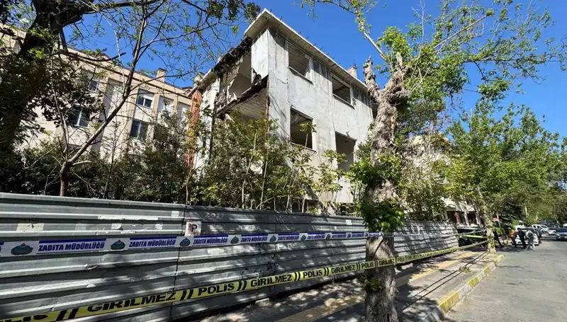 Bakırköy'de Metruk Bina Deprem Sonrası Kısmen Çöktü: Korkutan Görüntüler