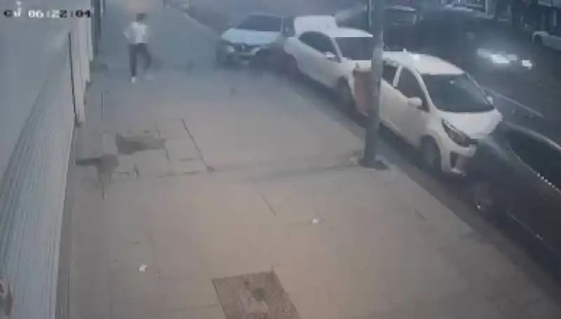 Direksiyon Hakimiyetini Kaybeden Şoför, Park Halindeki Araçları Belli Belirsiz Vurdu