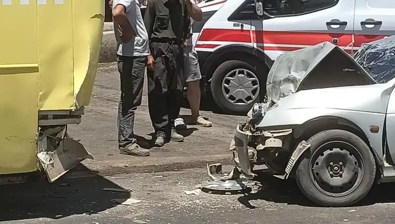 Halk Otobüsü ile Otomobil Çarpıştı: İki Yaralı, Kaza Anı Yürekleri Ağza Getirdi