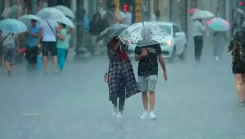 Meteoroloji Uyardı: Yangın Bölgelerinde Rüzgar, İstanbul'da Sağanak Yağış Bekleniyor