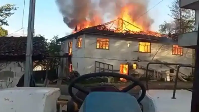 İki Katlı Evde Çıkan Yangın, Alev Alev Alevlenerek Büyüdü