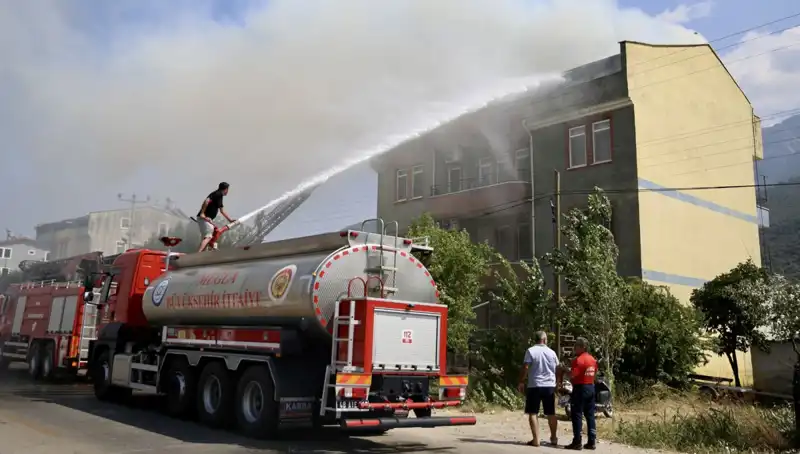 Çatı Katındaki Yangın, Mahallede Korku Dolu Anlar Yaşattı