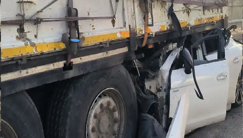 TIR Kazası: Arkadan Gelen Araç Ok Gibi Saplandı!