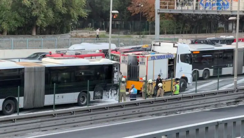 İstanbul Metrobüsünde Yangın: Trafik Felç Oldu, Yolcular Panik Yaşadı