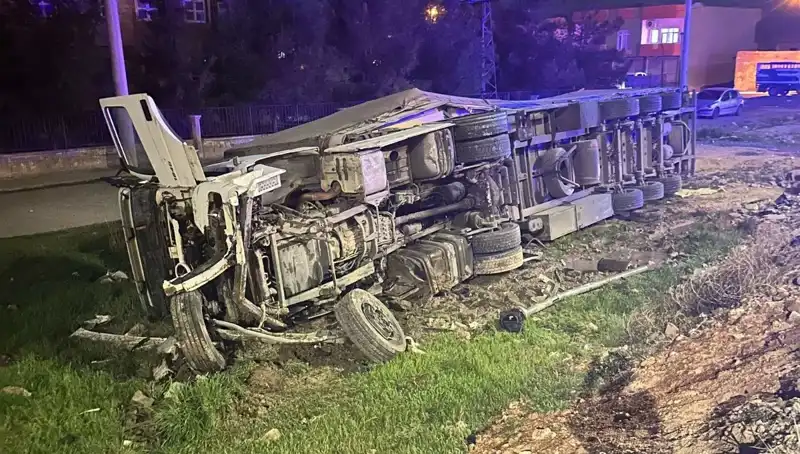TIR Devrildi: Kaza Sonucu 6 Kişi Yaralandı, Acil Yardım Harekete Geçti