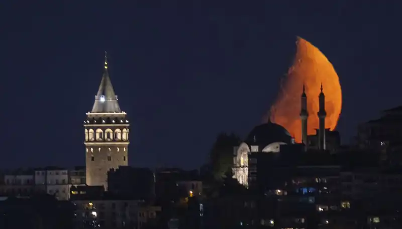 İstanbul'da Yarım Ay Temalı Etkinlikler Şehri Büyüledi