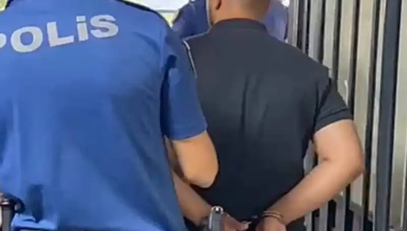 İzmir'de Polise Saldıran Şahsın Yakalanması: Şok Edici Detaylar