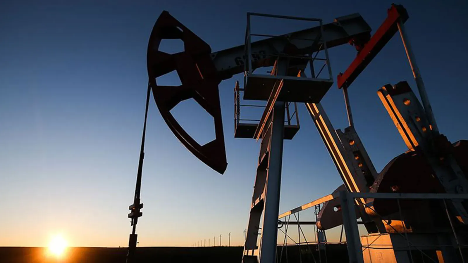Petrol Fiyatlarında Hareketlilik: Brent Petrol 80 Dolar Sınırında Dalgalanıyor