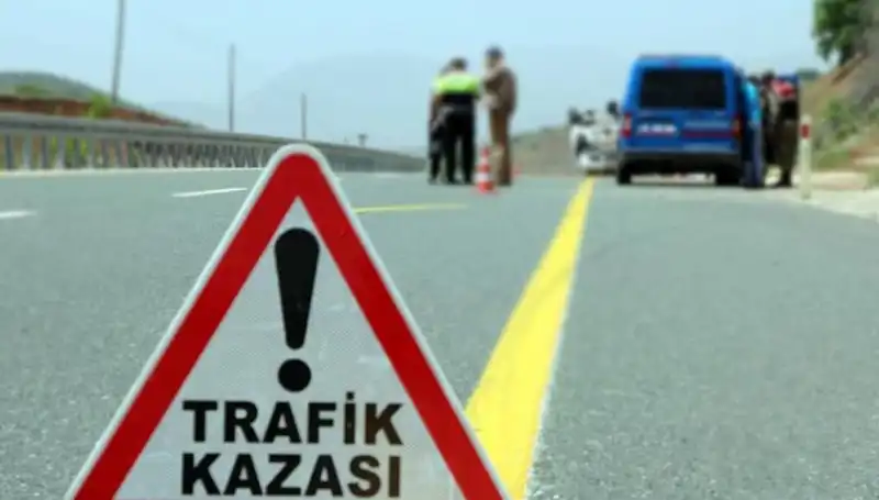 Otomobil ve Hafif Ticari Araç Çarpışması: 6 Can Kaybı