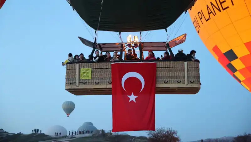 Kapadokya'da Balonlar Gökyüzünde Türk Bayraklarıyla Uçtu!