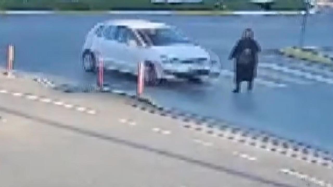 Otomobile çarpan kişi yardım beklerken ikinci kaza geçirdi