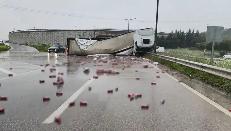 TIR Kazası: İçkilerin Yola Saçıldığı Anlar Kameralara Yansıdı