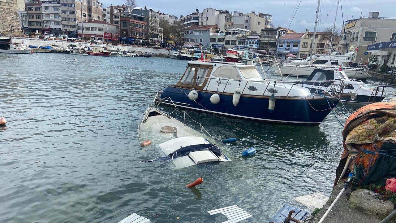 Çanakkale'de Kuvvetli Yağış Sonucunda 8 Metrelik Tekne Battı