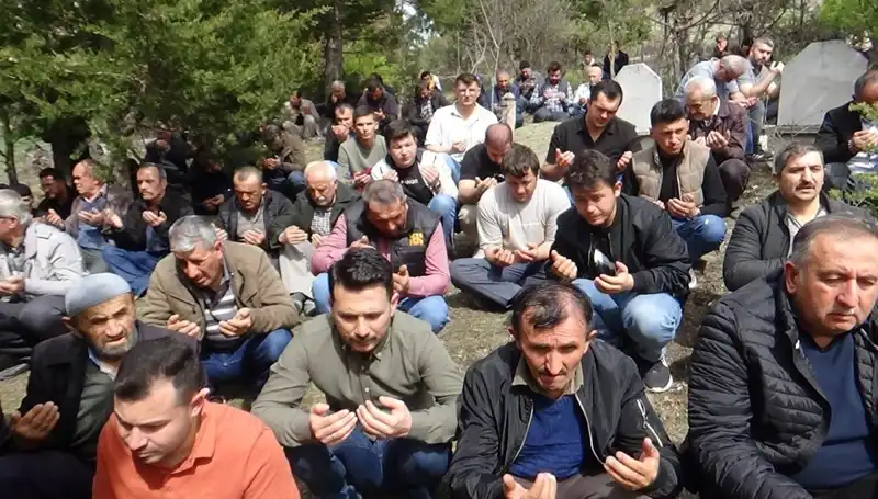 Küçük Köy, Sevgiyle Uğurladığı Yaşlı Adam İçin Gözyaşlarına Boğuldu