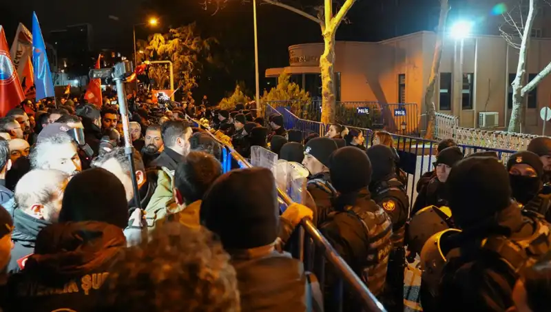 Ekrem İmamoğlu Protestolarında Gergin Anlar: 16 Polis Yaralandı, 53 Gözaltı