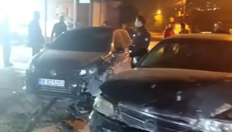 Çevirmeden Kaçarken Kaza Yapan Araçta Sohbetler Dikkat Çekti