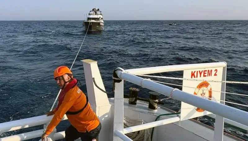 Marmaris Açıklarında Sürüklenen Tekne, Kıyı Emniyeti Ekiplerince Kurtarıldı!