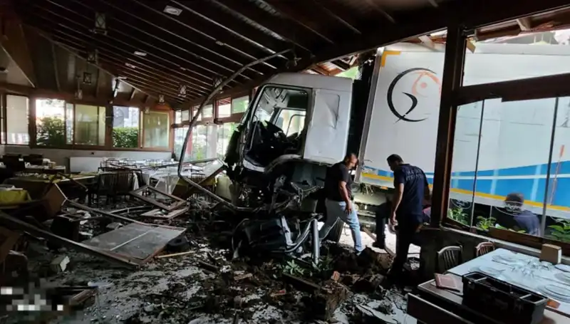 Freni Boşalan Kamyon, Restoranın İçine Dalınca Büyüleyici Bir Manzara Ortaya Çıktı!