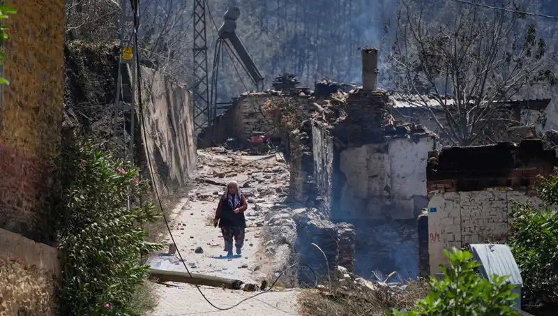 İzmir ve Bilecik'teki Yangınlar: 415 Bina Küllerine Döndü!