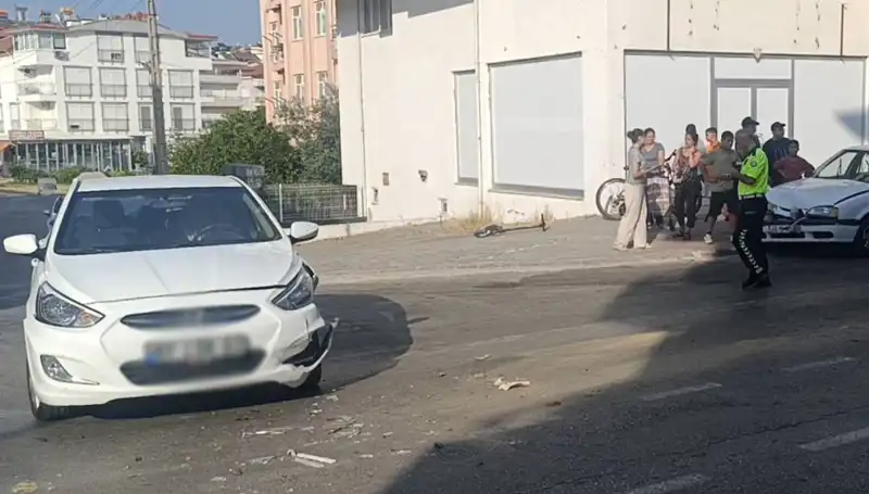 Antalya'da İki Otomobil Çarpıştı: Kaza Anı Kameralarda!