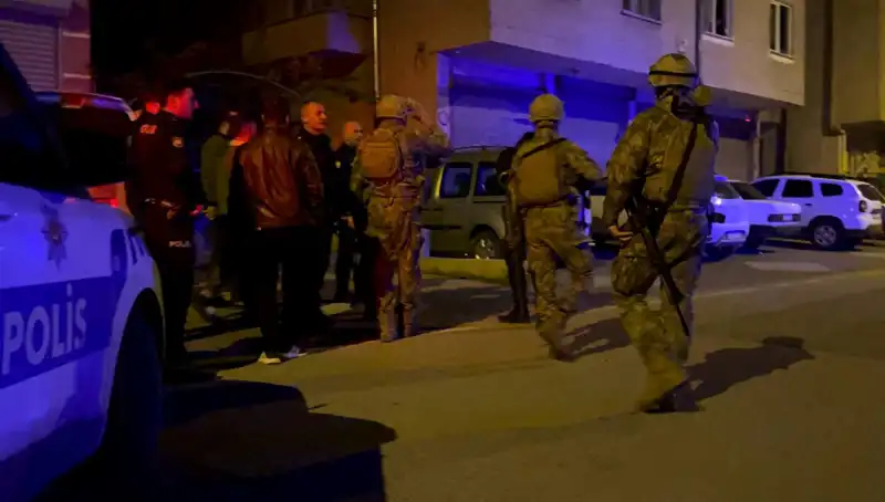 Balkondan Tüfekle Ateş Açan Şahıs, Polisi Şaşırttı: Evi Kapalı Kaldı