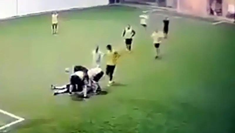 Adana'da Halı Sahada Üzücü Olay: 3 Çocuk Babası Hayatını Kaybetti