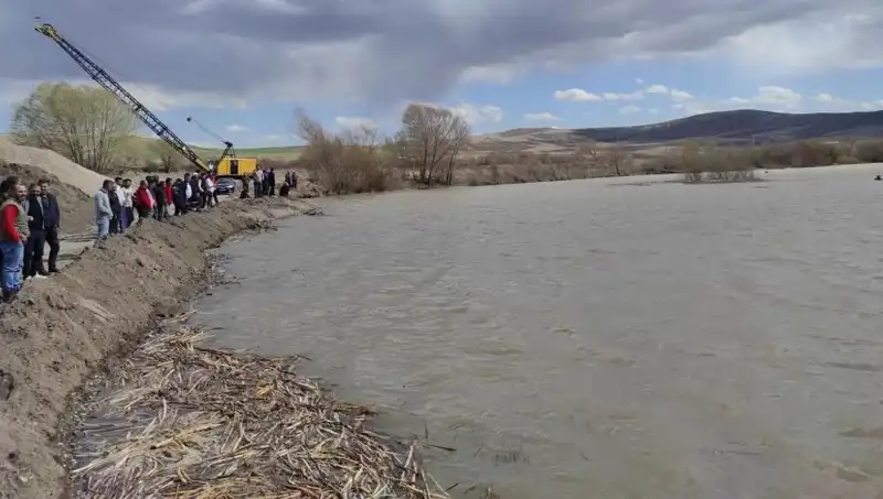 Kızılırmak Nehri'nde Kaybolan 17 Yaşındaki Mehmet İçin Arama Çalışmaları Devam Ediyor
