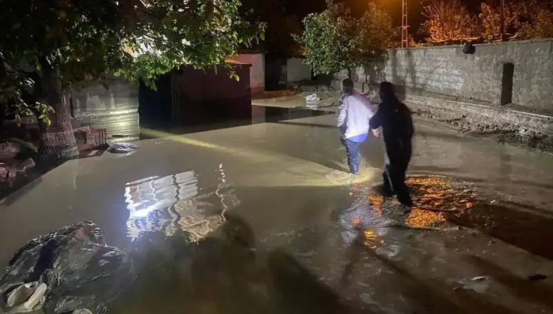 20 Dakika Süren Yağışın Yıkıcı Etkisi: Sel ve Çöken Evler