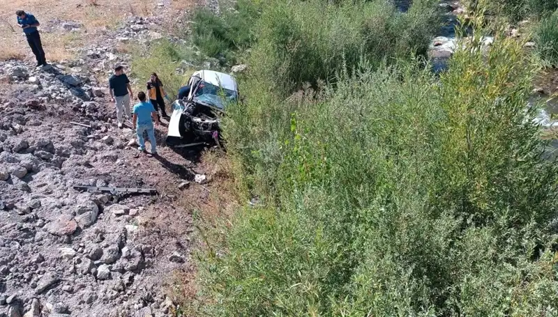 Sivas'ta Dere Yatağına Uçan Otomobilde Kanlı Kaza: İki Hayat Kaybı