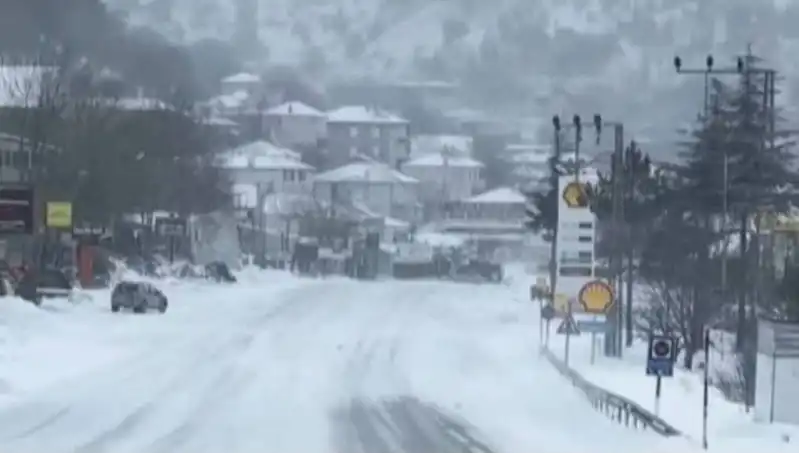Sertavul Geçidi'nde Yoğun Kar Yağışı Ulaşımı Felç Etti!