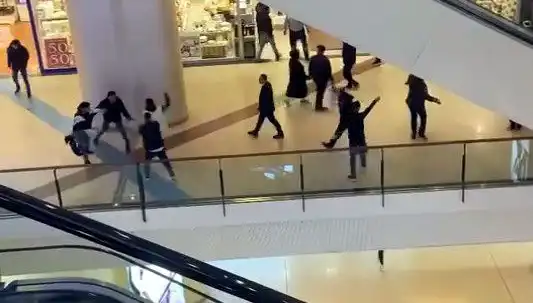 İstanbul'da AVM'de Çıkan Kavga Sosyal Medyayı Kızıştırdı